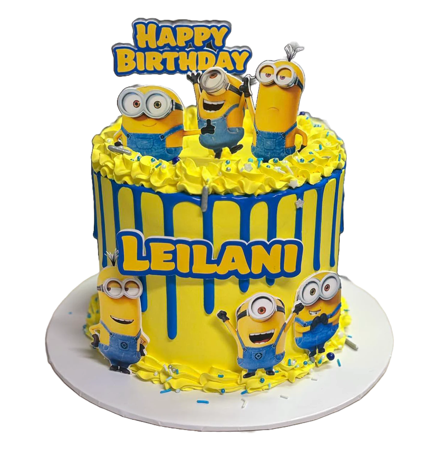 Pastel amarillo y azul de cumpleaños decorado con personajes