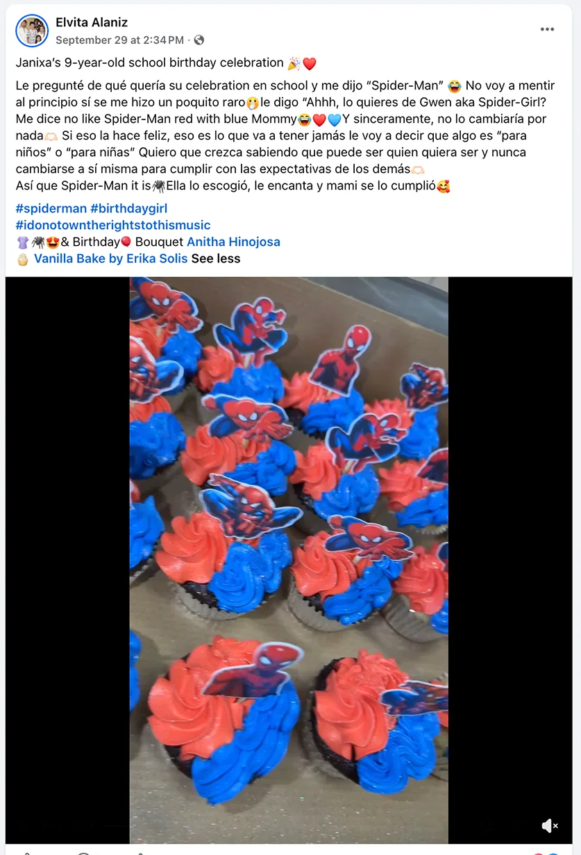 Cupcakes rojos y azules con decoración de superhéroe compartidos por Elvita Alaniz