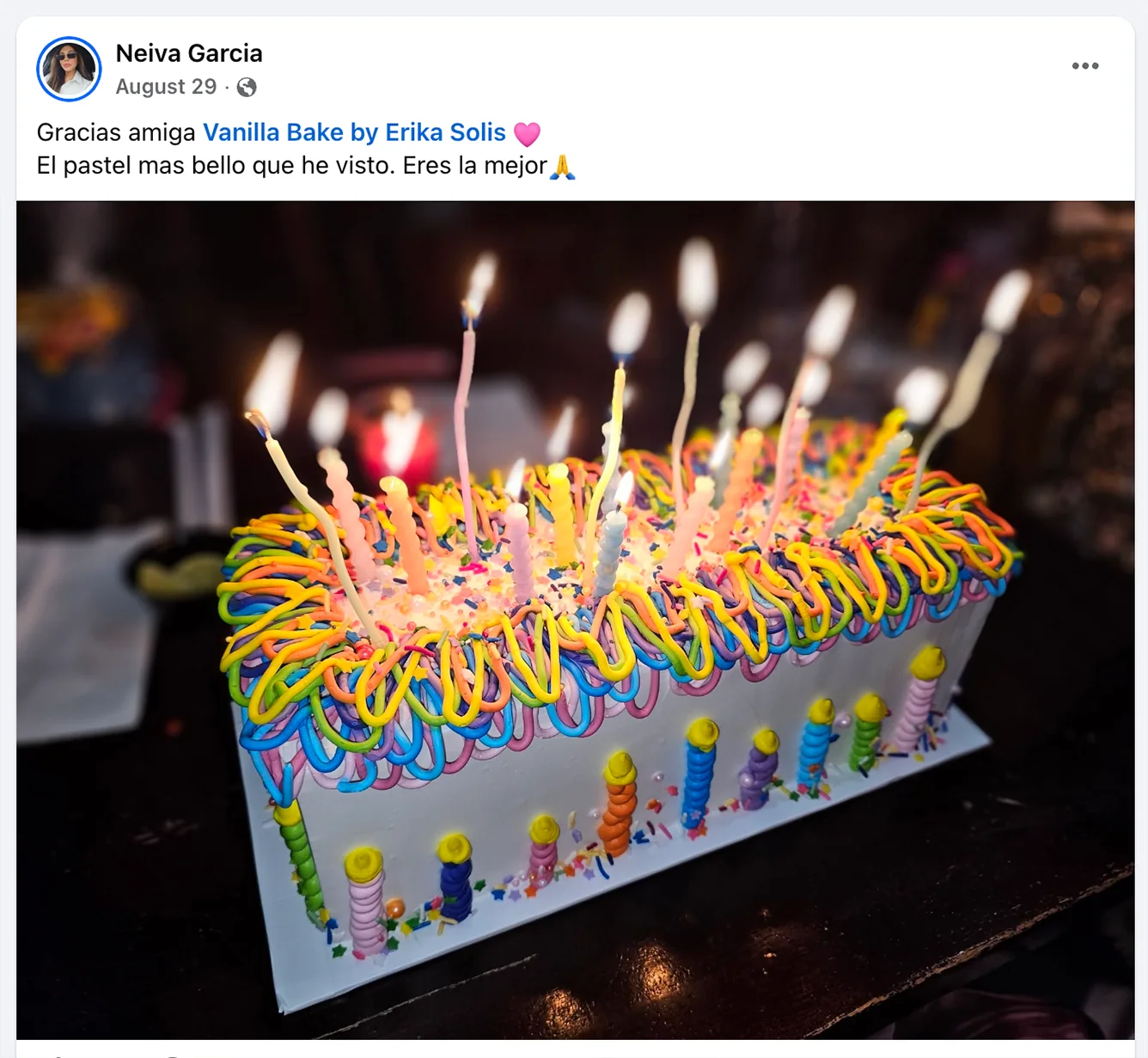 Pastel rectangular de cumpleaños con velas de colores compartido por Neiva Garcia